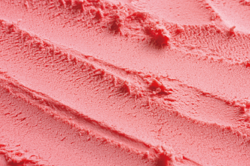 美式冰淇淋蛋糕注重鮮奶油的使用，因此冷凍後會比較難切開